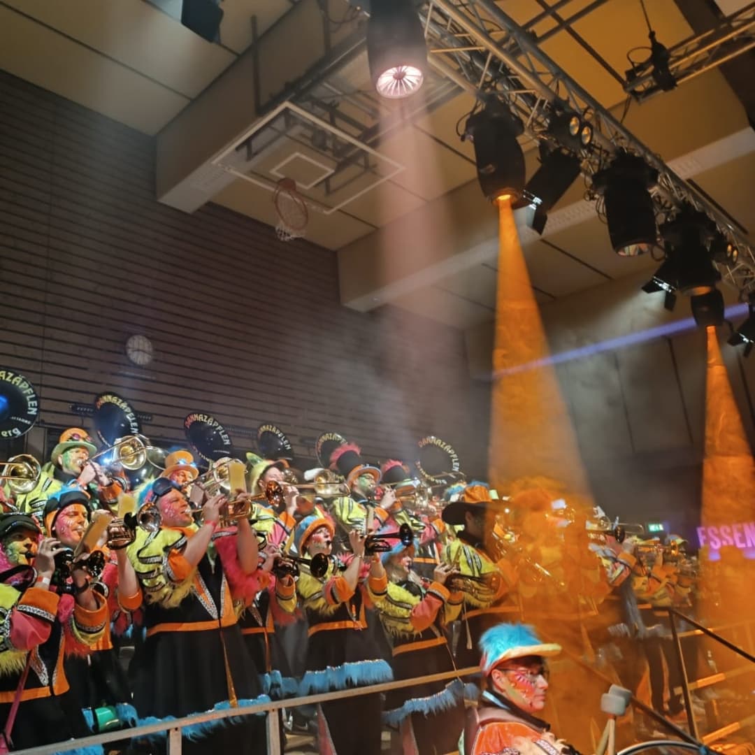 #throwback Am 25.01. waren wir, zusammen mit der Garde unserer @narrenzunft.schielberg1953 , den Faschingsperlen, in Freudenstadt bei den @hexaheuler.freudenstadt Wie immer war es uns eine Freude bei euch die Bühne zu rocken #dannazäpflenschielberg #dannazäpflenontour #ersteguggenmusikimalbtal #guggemusikischägeilesach #mitfreude