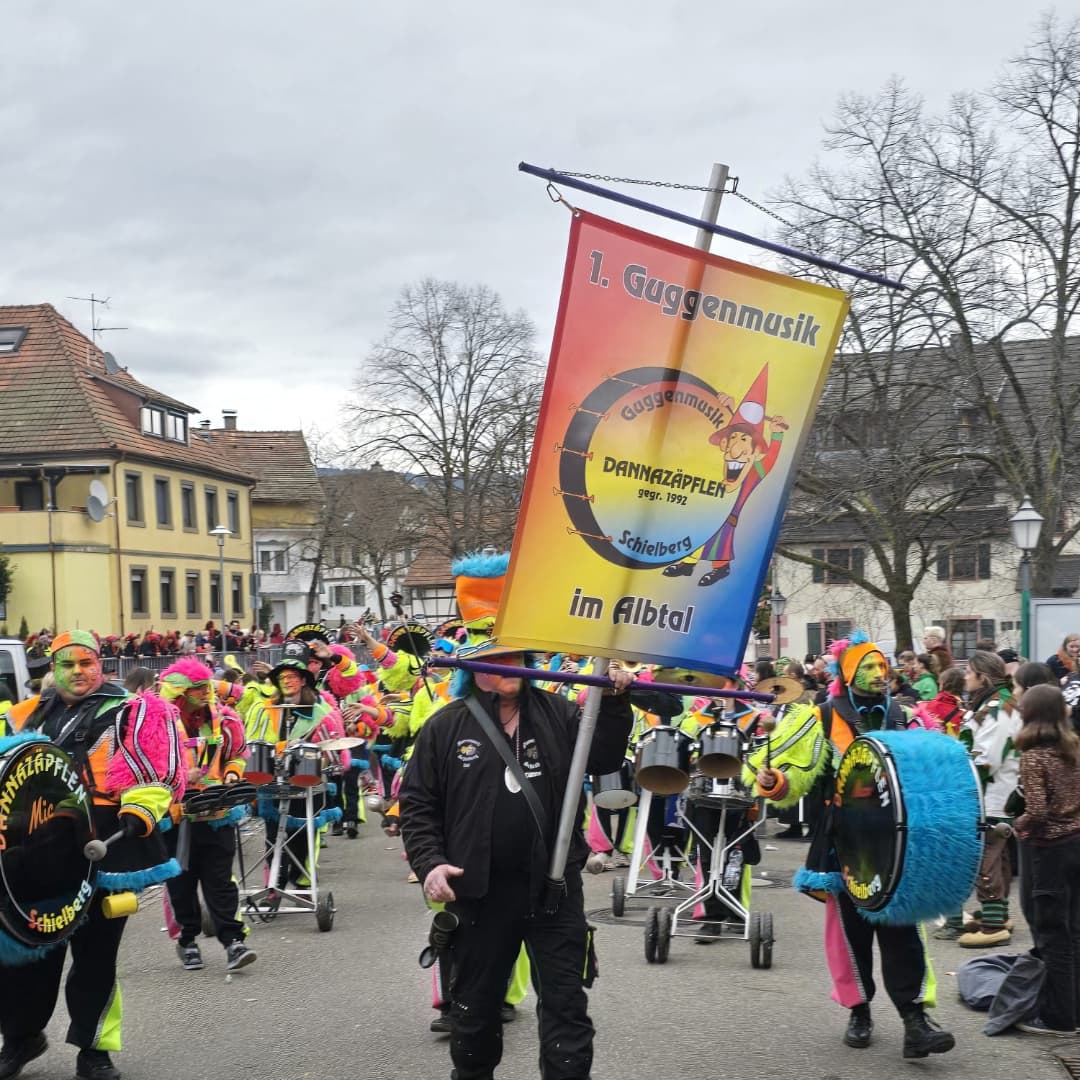 Throwback 22.02.25 - Gernsbach Zwischen den beiden Prunksitzungen ging es für uns - wie jedes Jahr - zu den @gernsbacher_waldschaedder zum Umzug. Nach dem Umzug ließen wir es uns nicht nehmen, noch vor der Halle zu spielen. Wie man sieht, haben unsere Bässe alles gegeben, dass es der Wettergott am Fasetsonntag gut mit uns meint #dannazäpflenschielberg #dannazäpflenontour #ersteguggenmusikimalbtal #guggemusikischägeilesach #mitfreude #leiseistscheisse