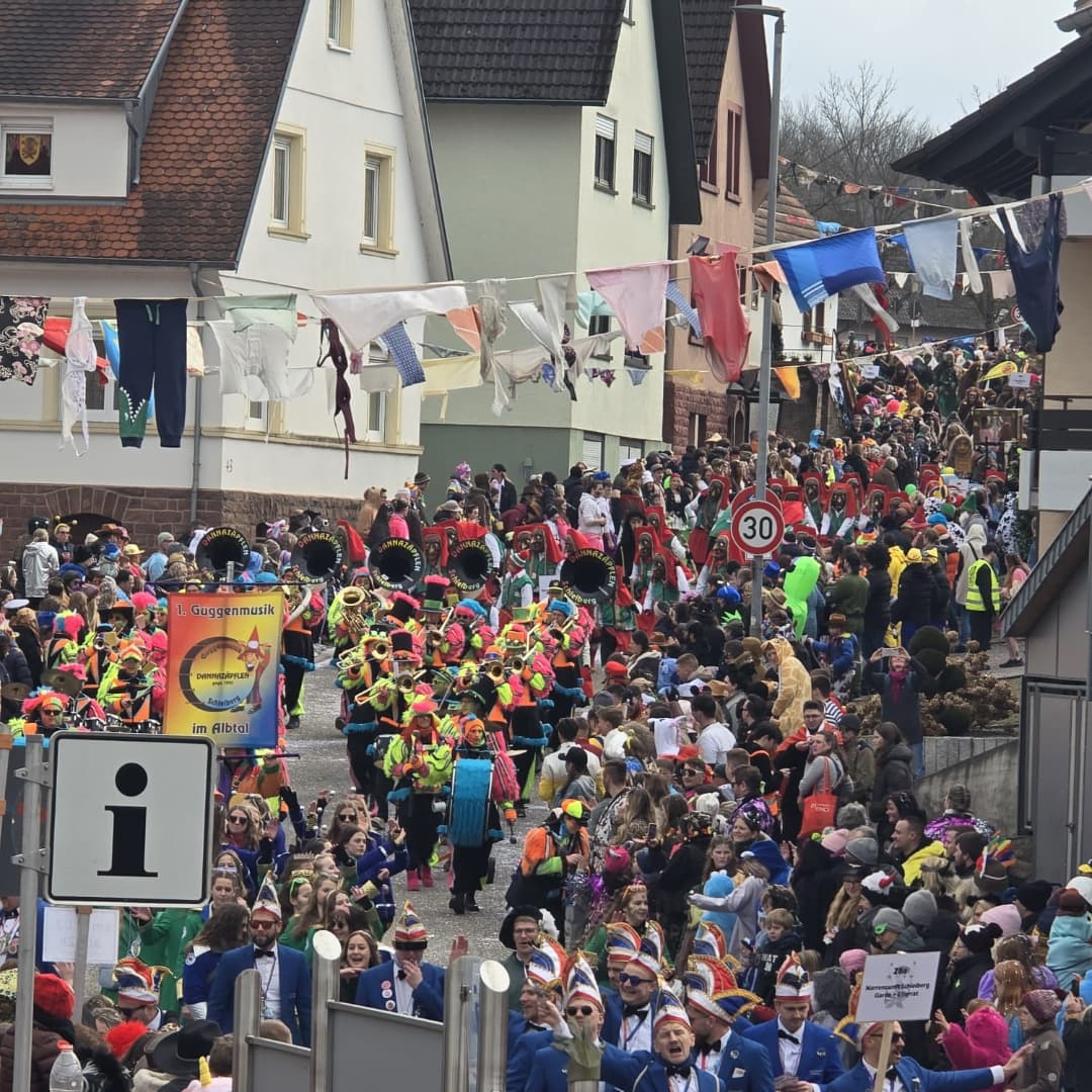 Und weiter ging es am Samstag Mittag mit der kompletten @narrenzunft.schielberg1953 nach Schöllbronn zum Patenverein unserer Narrenzunft, der @nzs1984 Es ist immer schön, wenn wir gemeinsam auswärts unterwegs sind. Allein sind wir schon viele - zusammen noch viel mehr, wie man auf dem ersten Foto sieht 🙃 #bettertogether - und es ist gar nicht so einfach, alle auf ein Foto zu bekommen. Nach dem Umzug spielten wir noch traditionell an der Tankstelle ein paar Stückchen, bevor es für einen kleinen Zwischenstopp nach Hause ging 🥁#dannazäpflenschielberg #dannazäpflenontour #ersteguggenmusikimalbtal #mitfreude #guggemusikischägeilesach