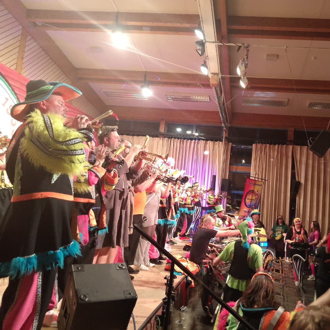 #throwback 21./22.02.25 - Prunksitzung Schielberg. Beide Abende ausverkauft! Vor vollem Haus haben wir traditionell jeweils das Programm der diesjährigen Prunksitzungen mit unserem Auftritt beendet. Das Motto der diesjährigen Schielberger Faset steht ganz im Zeichen unseres Jubiläums: "Wir feiern 33 Jahre Radau,Auf unsere Guggen ein dreifach HELAU!"Wir freuen uns schon auf den morgigen Fasetsonntag mit Narrenmesse, Fasetsonntag und anschließender Party auf den Straßen und in den Hallen. #prunksitzung #dannazäpflenschielberg#dannazäpflenathome #guggemusikischägeilesach #ersteguggenmusikimalbtal #mitfreude #fasethochburgschielberg #dachtraufschwabien