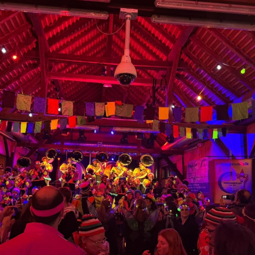 Schmutziger Donnerstag/Rathaussturm/Narrenbaumstellen#narrenandiemachtNachdem wir nachmittags zusammen mit den @belzenmaerdel die Kinderaugen bei der Kinderfaset in der Dreschhalle zum leuchten brachten, ging es kurz nach 18 Uhr mit allen Untergruppen der @narrenzunft.schielberg1953 los Richtung Rathaus um die Macht zu übernehmen. Von dort zogen wir weiter zum Lägerbrunnen, wo der Narrenbaum gestellt wurde und zurück in die Dreschhalle, wo unser Präsident Pete Bürgermeisterin @sabrina.eisele und Ortsvorsteher @haraldbecht die Rathausschlüssel abnahm. Wir spielten dazu ein paar Stücke, bevor wir die Bühne an unseren Haus-DJ @djmarcolorca und unsere Freunde, den @buschbach_gugge und @guggegaisse freigaben. #dannazäpflenschielberg #dannazäpflenathome #ersteguggenmusikimalbtal #guggemusikischägeilesach #narrenbaum