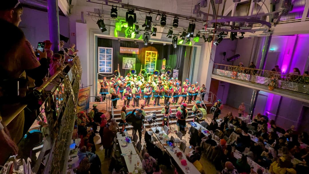 Auch wenn wir gestern die Faset verbrannt haben  - ein bissel was haben wir noch 😎. Am Samstag Abend fuhren wir noch nach Ettlingen zu den @moschdschelle zum Auftritt. Die Akustik ist der Halle ist mega und wir hoffen, ihr hattet so viel Spaß wie wir 🥁#dannazäpflenontour #ersteguggenmusikimalbtal #mitfreude #guggemusikischägeilesach