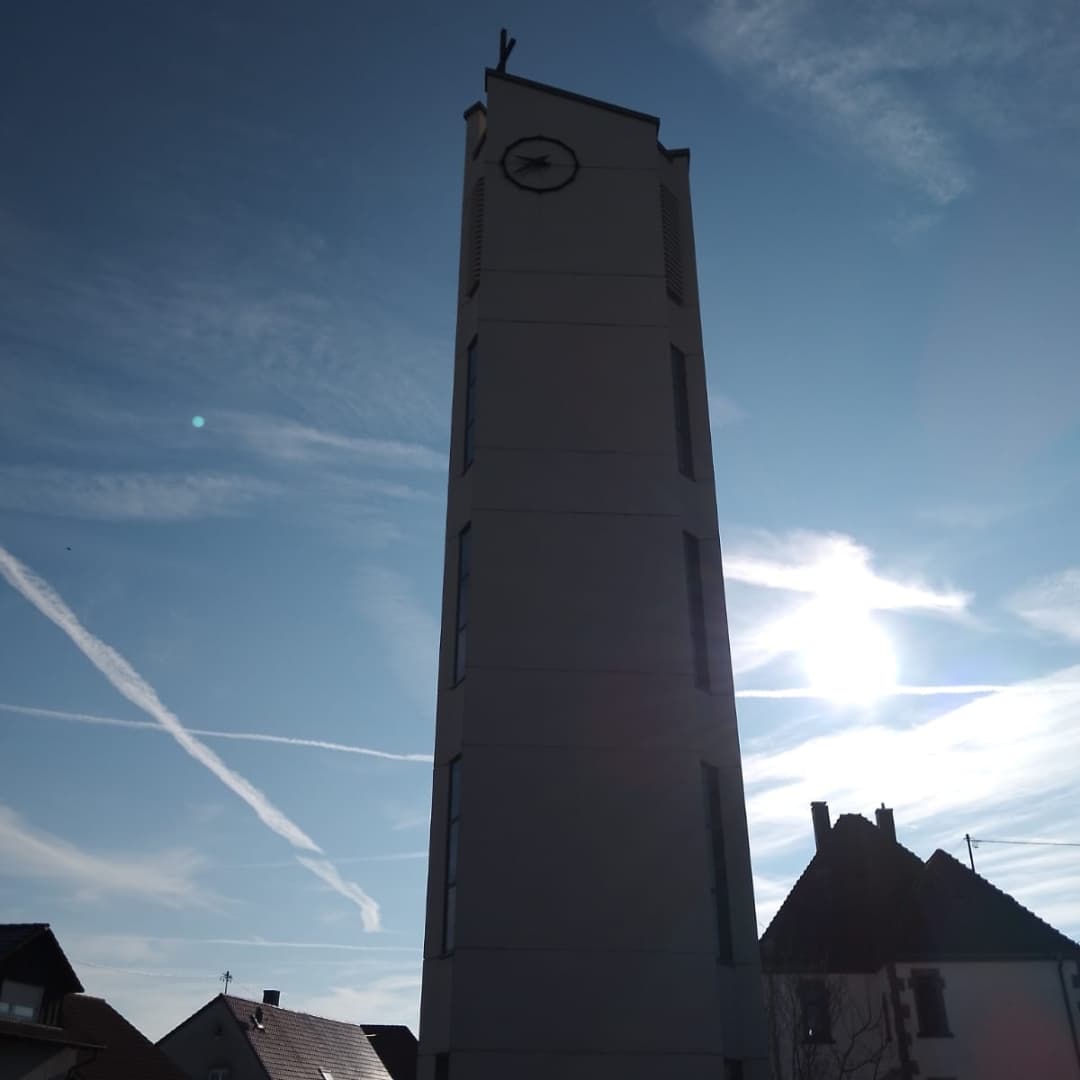 02.03.2025 - Fasetsonntag Schielberg Der Tag startete traditionell mit der Narrenmesse um 10 Uhr. Dieses Mal allerdings mit einer Besonderheit: während der Narrenmesse wurde der Nachwuchs von 2 Dannazäpflen - quasi ein Minizäpfle - und aktuell jüngstes Mitglied der @narrenzunft.schielberg1953 getauft. Standesgemäß natürlich im Guggenkostüm. Den Gottesdienst haben wir musikalisch begleitet 🥁Danach ging es für uns zum Schminken. Langsam füllten sich die Straßen und die Dreschhalle, bis der Umzug losging. Über 50 Gruppen mit über 1300 Teilnehmer schlängelten sich hinter dem Motto und uns durch die Straßen des #schönstenhöhendorfderwelt und sorgten bei über 10000 Besuchern für Abwechslung. Nach dem Umzug wurde auf den Straßen, in der Klosterwaldhalle und in und vor der Dreschhalle weitergefeiert. Während in der Klosterwaldhalle Garde und Fanfarenzug für ein buntes Programm sorgten, gehörte der Platz vor der Dreschhalle den Guggenmusikern. Nach dem Auftritt der Gastguggen gehörte die Bühne uns. Für uns ist dieser Auftritt immer ein Highlight. Danach ging die Party in der Dreschhalle mit DJ weiter.#fasethochburgschielberg#dannazäpflenschielberg #dannazäpflenathome #dachtraufschwabien #guggemusikischägeilesach #mitfreude #fasetsonntag
