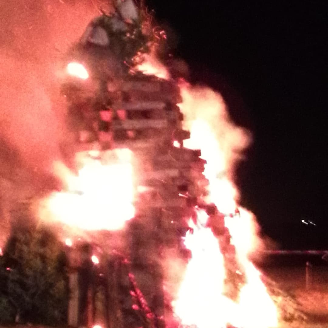 #throwback - Fasetverbrennung 05.03.25Und dann war die Kampagne - unsere Jubiläumskampagne 🥳 vorbei ... Mit der kurzen runde durchs Dorf und dem Entzünden des traditionellen Funkenfeuers, folgten die nicht immer ganz ernst gemeinte Missgeschicke und Schandtaten der diversen Untergruppen 🤣. Mit dem Schwur, jetzt nur noch Kamillentee zu trinken und immer schön Zuhause zu schlafen endete dann diese Kampagne. Eigentlich .... Denn wir sind noch nicht fertig mit feiern. Man wird schließlich nur einmal 33 Wer noch Karten für unser Jubiläumswochenende mit Mallorcaparty und labrassbanda benötigt: Karten gibt es bei uns oder über die Homepage der @narrenzunft.schielberg1953 #dannazäpflen #dannazäpflenathome #guggemusikischägeilesach #funkenfeuer #ersteguggenmusikimalbtal