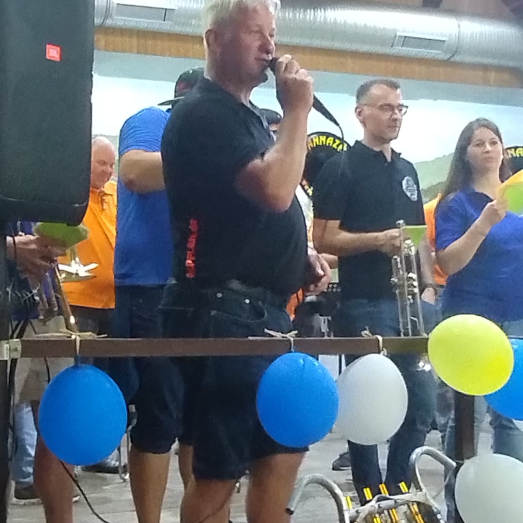 120 Jahre Dorfleben - gleich zu 3 40. Geburtstagen waren wir letzten Samstag eingeladen. Die 3 Geburtstags"Kinder" sind nicht nur schon unzählige Jahre befreundet, sondern haben auch alle eine Beziehung zu uns. Jochen ist aktiver Posaunist, Thorsten (Sohn unseres Gründers) und Sebastian waren früher aktiv dabei. Natürlich spielten wir ein Ständchen und wie das so bei uns ist: jedes Geburtstagskind durfte ein Stück dirigieren. Doch nicht genug: die jeweils 2 anderen ließen es dich nicht nehmen, ihre Instrumente 🥁 zu holen und mitzuspielen. Es war uns und - wie es zu sehen war - auch den Dreien eine große Freude für und mit euch das Ständle zu spielen und wir bedanken uns herzlich für die Einladung. Wir freuen uns dann auf 150 Jahre Dorfleben .#dannazäpflenschielberg #dannazäpflenathome #ersteguggenmusikimalbtal #guggemusikischägeilesach #mitfreude #leiseistscheisse #ständle