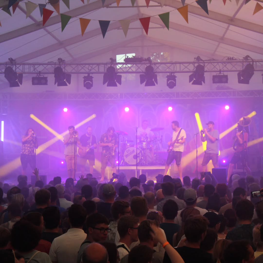 Die letzten zwei Tage in einem Wort? "WOW"Wir sind noch dabei, die letzen beiden unglaublichen und unfassbaren Tage zu verarbeiten. Wahnsinn, was möglich ist, wenn ein Dorf, ein Verein zusammen etwas anpackt. Das Finale unserer Jubiläumskampagne 33 Jahre Dannazäpflen war eine Nummer für sich und wird für uns alle unvergesslich bleiben. Mehr Bilder und ausführliche Berichte folgen. Um es mit den Worten von @labrassbandaofficial zu sagen: Habe di Ehre! #dannazäpflenschielberg #33jahredannazäpflen #unglaublich #jubiläum #guggenmusik