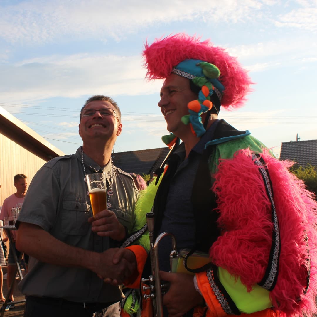 Am 19. Juli waren wir zum 110. Geburtstag von unserer Posaune und Gründungsmitglied Raphael eingeladen, der zusammen mit Gerry und Marla feierte. Natürlich bekam Raphael - und somit auch die beiden anderen Geburtstagskinder - ein Ständchen von uns. Und natürlich durfte auch Raphael mal den Tambourstab schwingen - während die anderen beiden einfach nur zuhören und genießen konnten 🥁🥳. Lieber Raphael, vielen Dank für deine Einladung, Speis und Trank. Es war uns eine Freude an deinem 50. Dir eine Freude zu machen. Auf die nächsten 50 - und du weißt ja: Fünfzig ist bei Scrabble auch nur 18 #dannazäpflenschielberg #dannazäpflenathome #ständle #geburtstag #ersteguggenmusikimalbtal #guggemusikischägeilesach #mitfreude