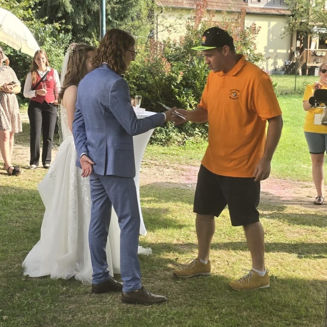 Letzten Samstag gab unser Schlagzeuger @flo10er seiner Annika das Ja-Wort und natürlich durften wir nicht fehlen. Gerne sind wir eurem Wunsch nachgekommen und haben euch #mitfreude ein Ständle gespielt. Und wie sich das gehört bei uns, musstet - nein, DURFTET - ihr selbst ran  Florian, wie man ihn kennt, am Schlagzeug (und immer am mitsingen 😎 - und er ist SEHR textsicher!) und seine Annika durfte zeigen, dass sie einen Sauhaufen im Griff hat 🤣 - was ihr gelungen ist Liebe Annika, lieber Flo, wir wünschen euch alles Gute auf eurem gemeinsamen Lebensweg - möge die Liebe niemals enden #dannazäpflenschielberg #ständle #hochzeit #guggemusikischägeilesach #ersteguggenmusikimalbtal