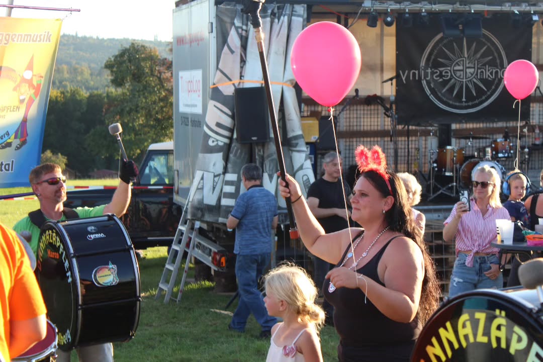 Wenn es sich die DRK-Chefin Marxzell @koe.sa85 wünscht, dass wir an ihrem 40. Geburtstag spielen - dann ist uns dies eine Ehre #mitfreude Letzten Samstag machten wir uns daher auf den Weg zu ihrer Party - evtl. haben wir etwas das Farbkonzept gesprengt und es wurde bunt 😎 und laut #leiseistscheisse Sabrina ist ein großer Fan von uns und daher kam ihr auch eine seltene Ehre zugute: Geburtstagskinder, denen ein Ständle gespielt wird, dürfen immer auch ein Stück dirigieren . Wir finden: Sie hat das ganz gut gemacht Unter den Gästen waren auch zwei ehemalige Dannazäpflen und die Freude war besonders groß, dass neben unserem Ex-Prinz und Trommler Miha auch unser ehemaliger Star-Schlagzeuger Keule vor Ort war. Hat es ihn doch ins Frankenland verschlagen.... Liebe Sabrina, wir hoffen, unser Auftritt hat dir und deinen Gästen mindestens genauso viel Spass gemacht wie uns - und wir sehen uns spätestens am 15.11.25 zum Fasetstartschuss in der Dreschhalle 🥳#dannazäpflenschielberg #ersteguggenmusikimalbtal #guggemusikischägeilesach #albtal