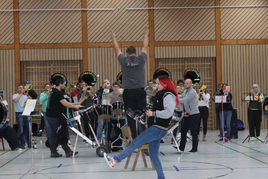 6 Wochen nach unserem Probewochenende geht es für uns mit großen Schritten auf die Kampagne zu. In nur 5 Tagen steht schon der erste Auftritt im Terminkalender 🥳Wie man sieht, bereiten wir uns konzentriert, aber vor allem #mitfreude auf unsere 34. Kampagne vor. Seid gespannt 🙃#dannazäpflenschielberg #dannazäpflenathome #ersteguggenmusikimalbtal #guggemusikischägeilesach #übungmachtdenmeister #ohnefleisskeinpreis #leiseistscheisse