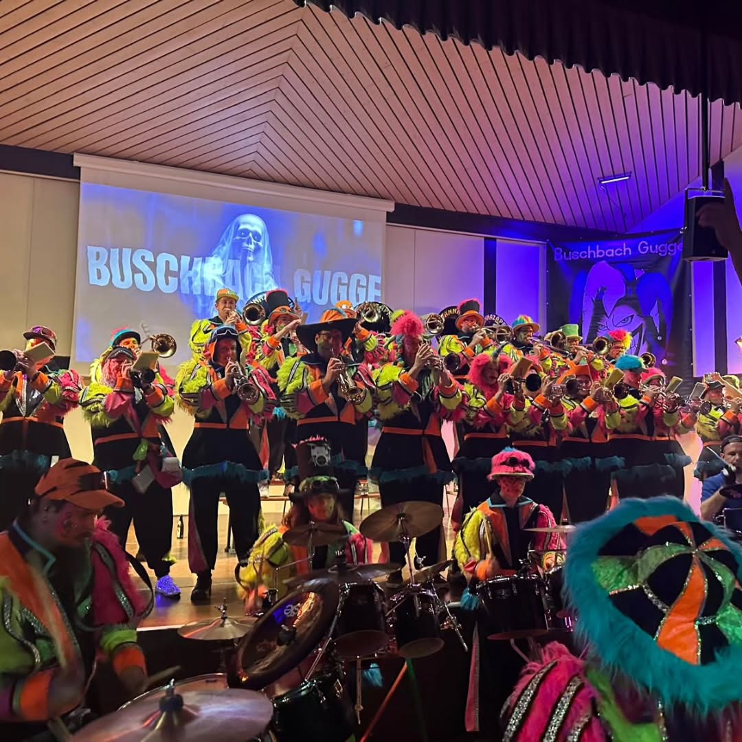 Letzten Freitag waren wir bei der Halloweenparty der @buschbach_gugge Dieses Mal hatten wir zwei Gastmusiker dabei - vielen Dank an Dennis und Mario von den @murgfetzer für eure Unterstützung 🥳.Wie immer war es uns eine Freude, für und bei euch zu spielen - wir hoffen, ihr hattet vor der Bühne auch so viel Spass, wie wir auf der Bühne Morgen gibt's es Wiedersehen mit den beiden Schlagzeugern aus Ottenau: natürlich sind wir bei Ice & Heiss am Start. Wer noch? Am Dienstag geht es dann für uns zu unseren Freunden den @niederbuehlerfeuerteufel und am 15. heißt es Fasetstartschuss Schielberg in der Dreschhalle: #inischwerdrinisch Noch keine Karten? Dann schnell zur @narrenzunft.schielberg1953#dannazäpflenschielberg #dannazäpflenontour #guggemusikischägeilesach #halloween #ersteguggenmusikimalbtal #mitfreude #leiseistscheisse