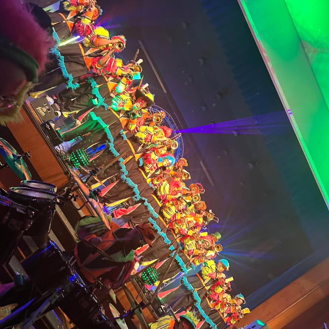 Am Samstag ging es für uns zu den @murgfetzer nach Ottenau zu #iceundheiss Viel Spass hatten wir den ganzen Abend vor und zu später Stunde auf der Bühne euch und euren Gästen einzuheizen🥳. Wir möchten uns auf diesem Wege auch hier nochmal für den Einsatz der beiden Schlagzeuger der Murgfetzer, Dennis und Mario, sowie bei Eric mewtfarday bedanken: schön, dass ihr bereit wart auszuhelfen - es war sehr cool 🤩. Morgen ist es endlich soweit: 11.11. - offizieller Start unserer 34. Kampagne. Wo sonst, wie traditionell bei den @niederbuehlerfeuerteufel , könnten wir dies besser feiern? Wir freuen uns auf morgen. Fast noch mehr freuen wir uns aber auf Samstag, wenn es wieder heißt: Fasetstartschuss in der #dreschhalle #inischwerdrinisch und hey: noch gibt's Karten! Schaut gerne auf der Seite der @narrenzunft.schielberg1953 vorbei #dannazäpflenschielberg #dannazäpflenontour #ersteguggenmusikimalbtal #guggemusikischägeilesach #mitfreude #leiseistscheisse