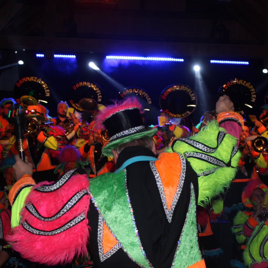 Fasetstartschuss 25/26 - was für eine geile Party. Traditionell gehört die Eröffnung des Abends uns: der ersten Guggenmusik im Albtal 🥳 Und auch in unserer 34. Kampagne machen wir das #mitfreude Während dem Auftritt stellt unser Präsident Pete das neue (alte) Prinzenpaar vor. Auch in dieser Kampagne regieren Prinzessin Chiara I. und Prinz Sebastian I. Nach dem Prinzenpaar folgte die Vorstellung aller Untergruppen: #haderlumpunseitrulla , #deutschlandsschönsterelferrat, #prinzengarde , @buchholzhexen , @belzenmaerdel und natürlich uns - laut dem Präsidenten kommt das Beste zum Schluss Danach gehörte die Bühne erstmal wieder uns, bevor wir an die Band des Abends @mission2party_band übergaben. Eventuell hat sich aber im Laufe das Abends das ein oder andere Dannazäpfle nochmal auf die Bühne verirrt 🤷🏼‍♀️Es war ein gelungener Abend: ausverkauft, volles Haus - was braucht man mehr? Euch - das Publikum. Ohne euch keine gute Stimmung und Party Wer hat Samstag mit uns gefeiert? Bereits nächsten Samstag geht es für uns weiter zu den @guggenmusikbuehoi nach Büchenbronn, bevor es für uns dann in die Weihnachtspause geht. #dannazäpflenschielberg #dannazäpflenathome #inischwerdrinisch #fasetstartschuss #ersteguggenmusikimalbtal #guggemusikischägeilesach