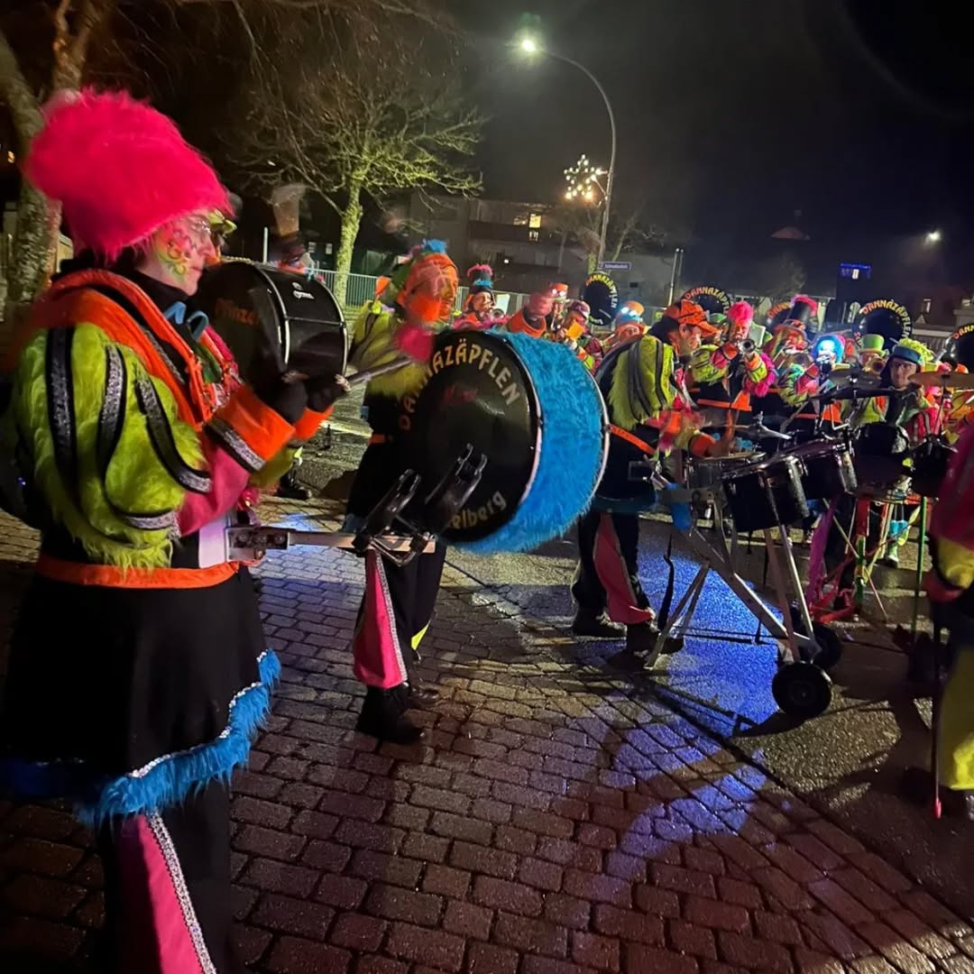 Bereits am Freitag sind wir der Einladung zum Narrenbaumstellen der @bernbacherdorfhexen nachgekommen. Es war ein schöner Abend. Wir hatten viel Spaß 🥳
