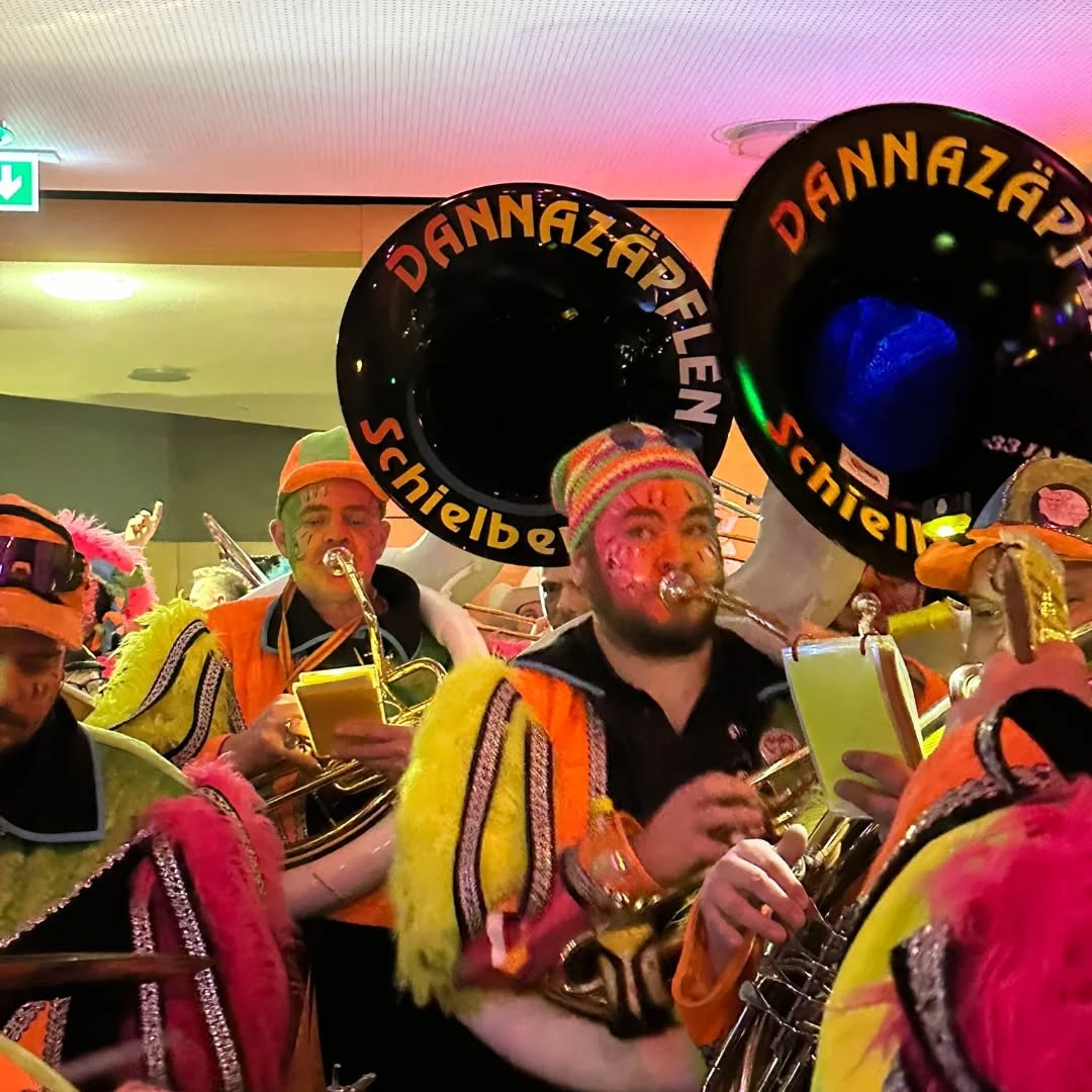 Bereits gestern ging es auf große Fahrt. Der Weg führte uns an die bayerische Grenze zum #brauchtumsabend der @lehmwualer_unterelchingen_e.v Auf und vor der Bühne hatten alle einen riesen Spaß 🥳#dannazäpflenschielberg #guggemusikischägeilesach