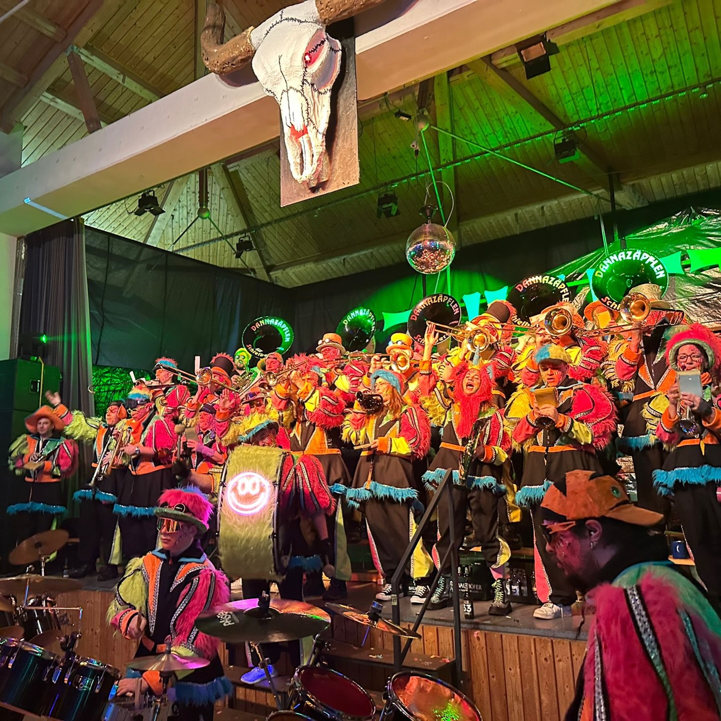 Gestern waren wir in Ebersweier bei der 33 Jahre Zulutt-Feier! 🥳Die Reise haben wir genossen und euer Jubiläum reichlich begossen 🍾 🥂 Leider mussten wir um Mitternacht gehen, wir freuen uns euch am Fasetsonntag bei unserem Umzug zu sehen 🫶🏼Es entstand schon eine Freundschaft draus, diese reicht auch über Faset raus. Auf die nächsten 33 Jahre @guggemusikzulutt HelauWünschen euch die Dannazäpflen mit viel Radau 🥳🍾🫶🏼