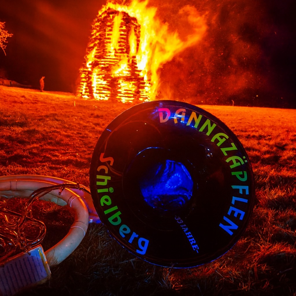 Fasetverbrennung 2026Und dann war die Kampagne 🥳 vorbei...Mit der kurzen runde durchs Dorf und dem Entzünden des traditionellen Funkenfeuers, folgten die nicht immer ganz ernst gemeinte Missgeschicke und Schandtaten der diversen Untergruppen 🤣. Mit dem Schwur, jetzt nur noch Kamillentee zu trinken und immer schön Zuhause zu schlafen endete dann diese Kampagne. #dannazäpflen #dannazäpflenathome #guggemusikischägeilesach #funkenfeuer #ersteguggenmusikimalbtal