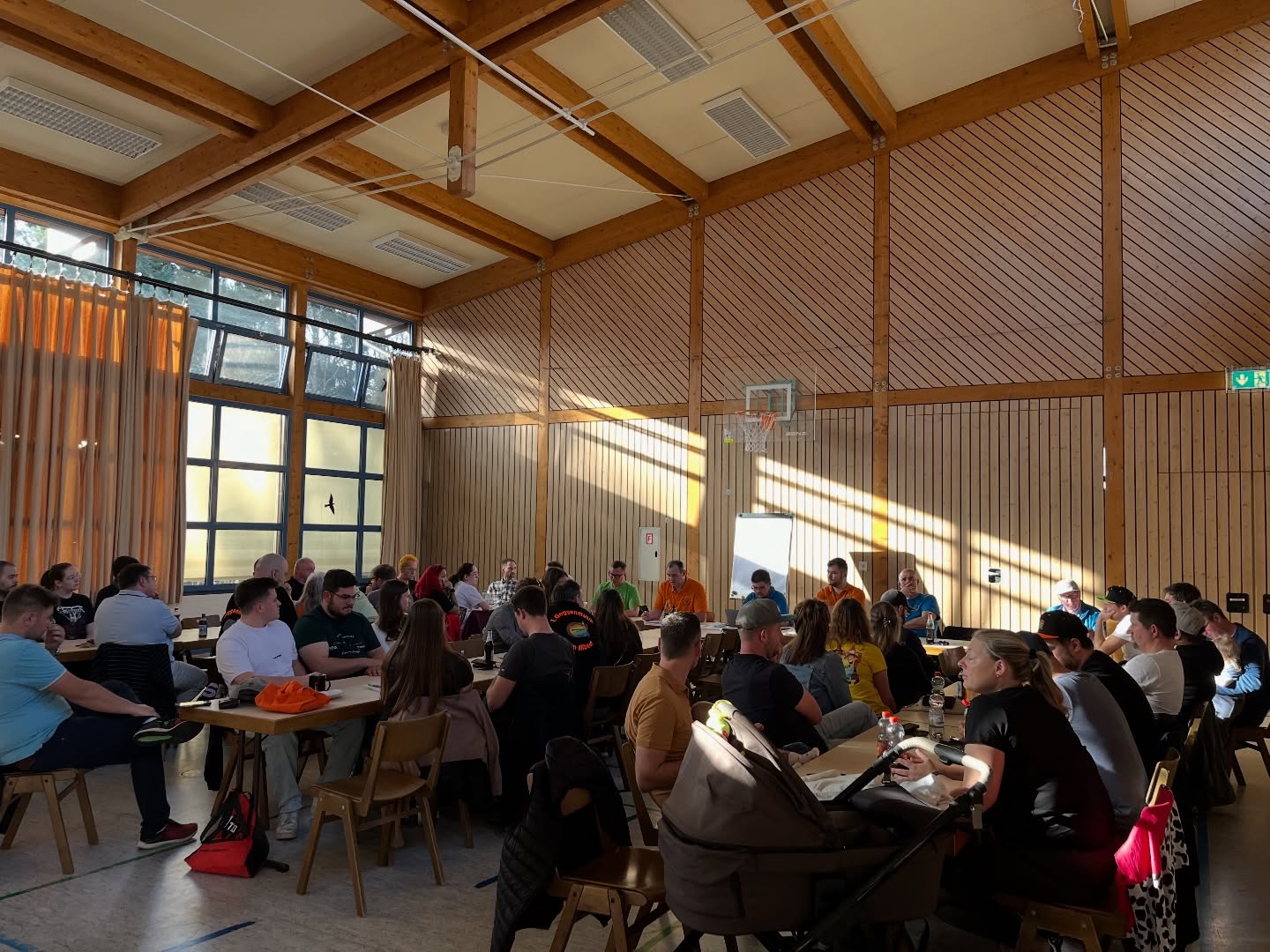 Jahreshauptversammlung 2026Heute fand unsere jährliche Jahreshauptversammlung statt. Auf der Tagesordnung standen auch Neuwahlen an. 🗳️ Vier langjährige Verwaltungsmitglieder stellten ihren Posten zur Neubesetzung. Unseren Kassier Jürgen und unseren Beisitzer Holger durften wir nach 20 Jahren, Beisitzerin Sina nach 14 Jahren und den Abteilungsleiter Benny nach 6 Jahren Verwaltungszugehörigkeit verabschieden. An dieser Stelle auch nochmal ein großes Dankeschön für eure jahrelange Arbeit und Unterstützung im Verein. 🏼 Dem neu gewählten Gremium herzlichen Glückwunsch  und viel Spaß bei den neuen Aufgaben. 🥳Nach der Faset ist vor der Faset und somit gehen die Planungen und Organisationen für die kommende Kampagne direkt weiter. 🤩🥳