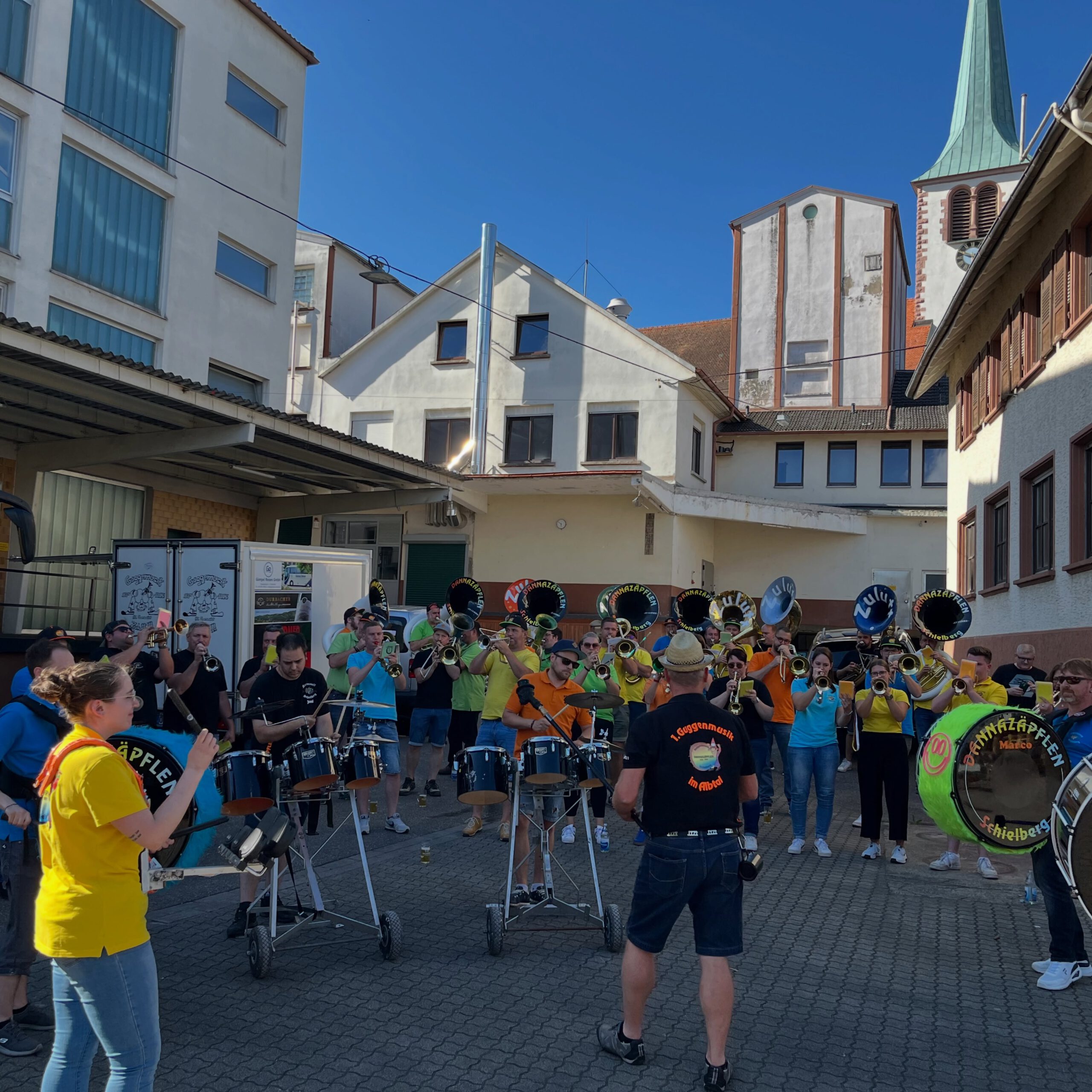 Vielen Dank für diesen tollen Tag 🥰@bauhoefer @guggemusikzulutt Heute waren wir zu Gast bei der Brauerei @bauhoefer Unsere Freunde der @guggemusikzulutt haben uns zu unserem Jubiläum eine Brauereiführung geschenkt. Heute war es nun soweit und wir haben uns mit dem Bus auf den Weg nach Renchen gemacht. Nach Bier im Überfluss und leckeren Steaks vom Grill haben wir es uns natürlich nicht nehmen lassen noch gemeinsam zu musizieren 🥁Vielen vielen Dank an die Brauerei @bauhoefer und @guggemusikzulutt für diesen wunderschönen Tag. 🫶🏼